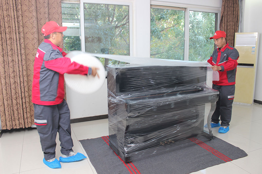 義烏喬喜搬家公司專業(yè)鋼琴搬運(yùn)現(xiàn)場(chǎng)